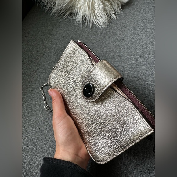Coach Metallic Turnlock Crossbody Platinum Bronze
Chain Clutch/wallet NEW $175 - Picture 11 of 12